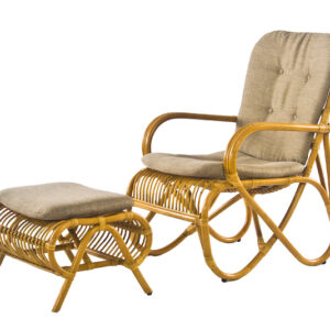 Capri lounge stol, natur rattan, armlæn, fodskammel og grå hynder.