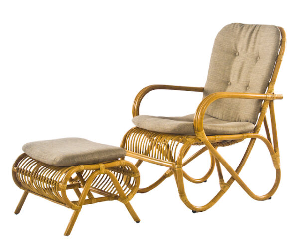 Capri lounge stol, natur rattan, armlæn, fodskammel og grå hynder.